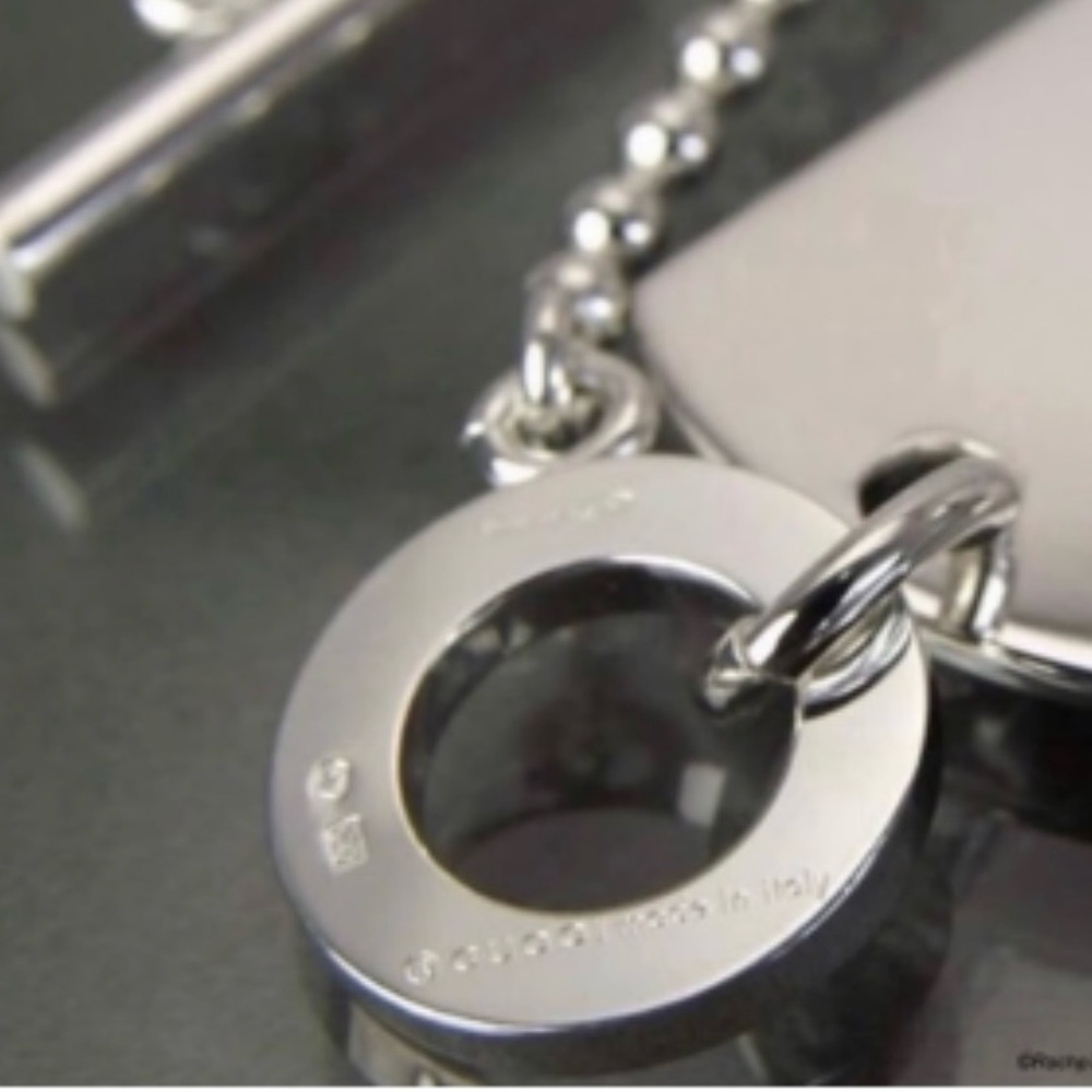 Gucci Silver Pendant Necklace Sleek Jewelry Accessory - Picture 5 of 7
